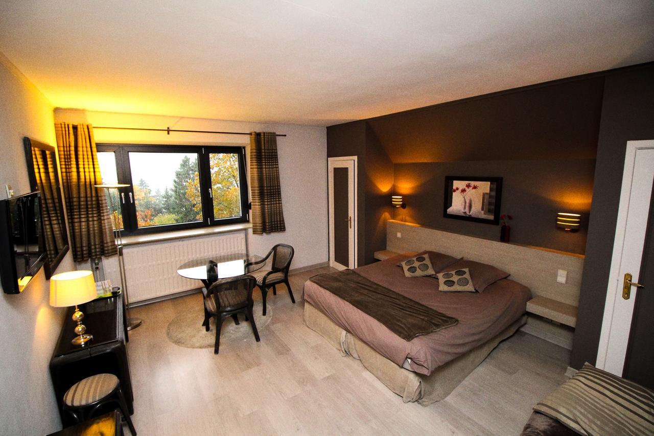 Les Alisiers Hotel Nadrin Buitenkant foto