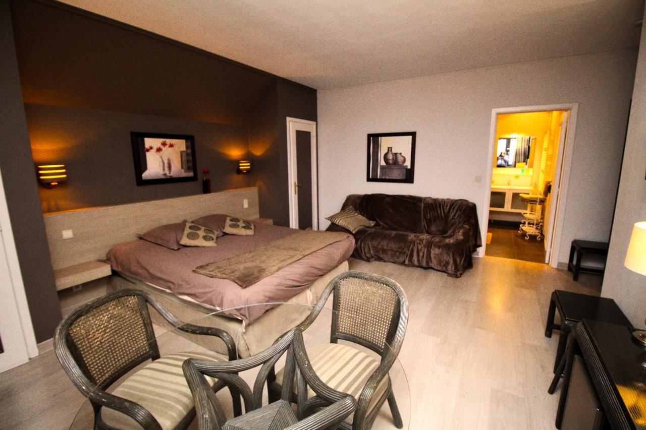 Les Alisiers Hotel Nadrin Buitenkant foto